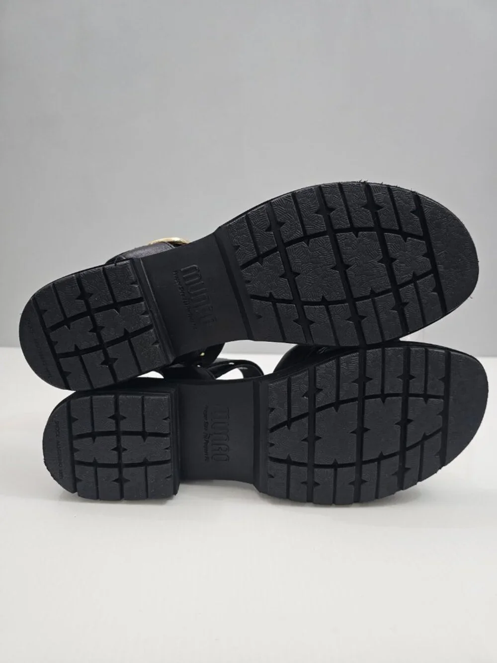 Munro Knox Sandal Womens 9.5 Black Leather Chunky Lug Sole Platform Comfort